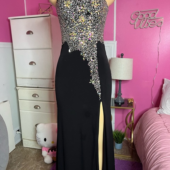Elegant Black Evening Gown with Silver Accents - Picture 1 of 7